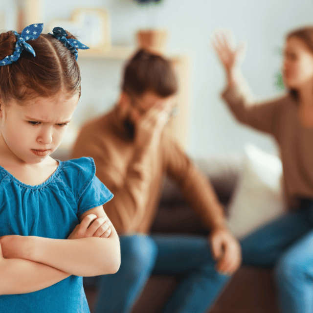 famille-crise-enfant-pleure-divorce-conflictuel-proteger-enfants