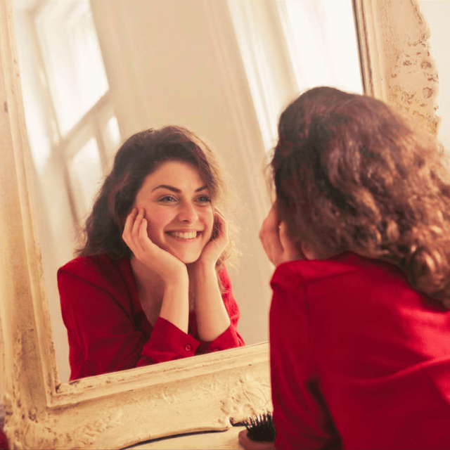 femme-sourire-miroir-signe-confiance-en-soi
