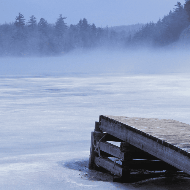 Ne rien ressentir : surface d'un lac recouverte de givre au petit matin.